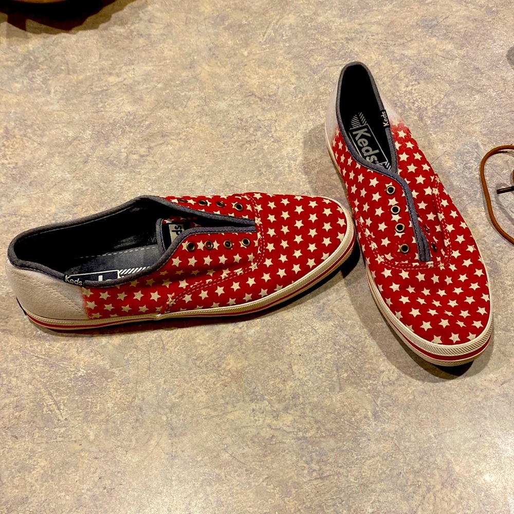 Like new Size 9 red stars Keds